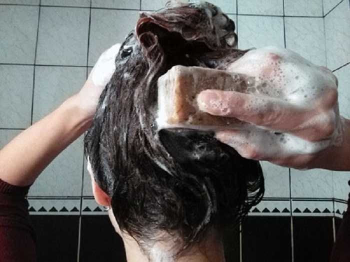 Помогает ли хозяйственное мыло от себореи Отзывы о применении моющего средства Особенности избавления волос от перхоти с помощью хоз мыла Как в целом влияет на волосы этот продукт