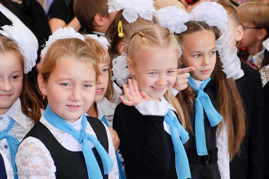 Прически на 1 сентября: фото новинки легких причесок для девочек школьного возраста | volosomanjaki.com