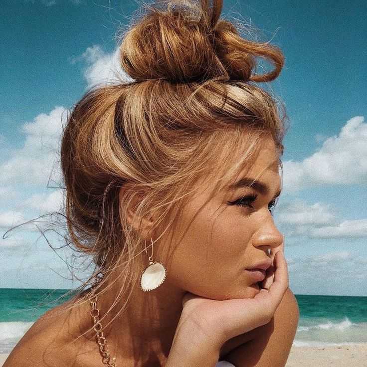 Прически для пляжа должны быть красивыми, легкими и удобными 10 летних причесок на короткие, средние и длинные волосы Пошаговый мастер-класс с фото