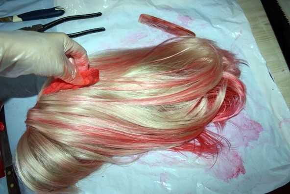 Покрасить искусственные волосы дома можно Для этого рекомендовано использовать красящие составы на основе спирта или специальные краски для синтетики