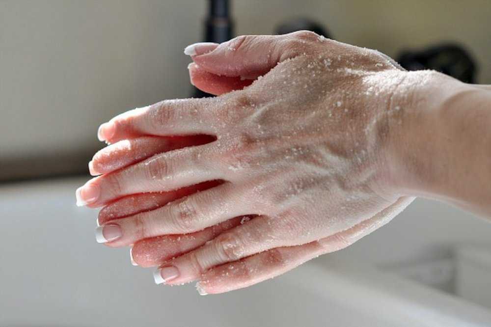 Чем отмыть краску для волос с кожи лица и рук: женские лайфхаки