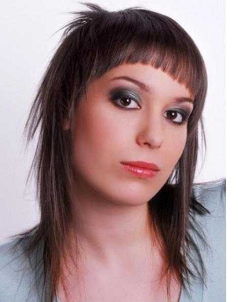 Стрижки на средние волосы с челкой: женские прически с фото