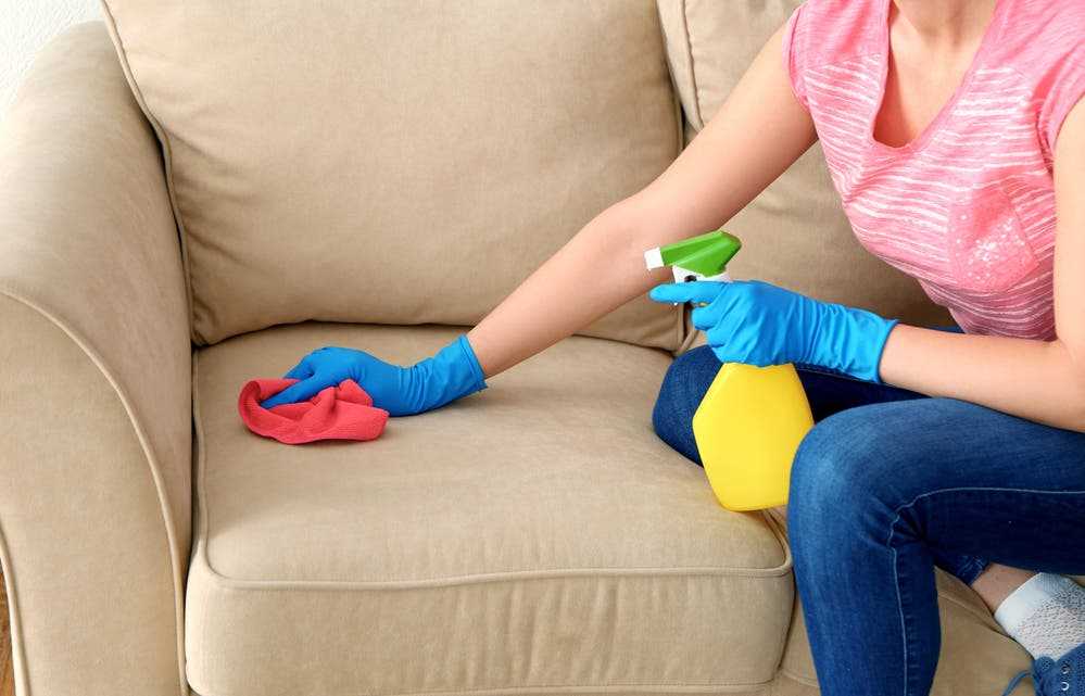 Дельные рекомендации, как убрать жвачку с дивана в домашних условиях