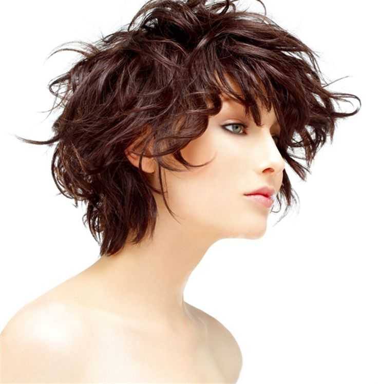 Стрижки для волнистых волос (коротких, средних или длинных), в том числе варианты, не требующие укладки + фото