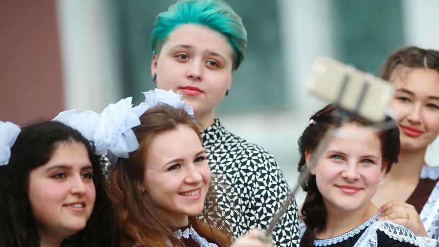 Цветные волосы у школьников, имеют ли право ученики на самовыражение, законно ли выгнали с занятий девушек с синими и розовыми волосами