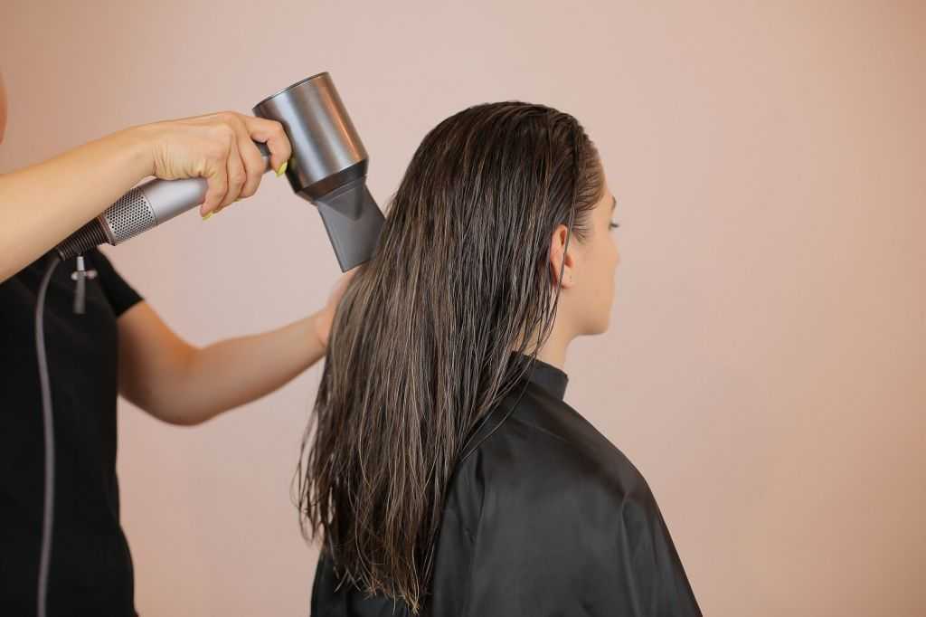 Как быстро высушить волосы без фена Для этого существует несколько способов сушки Среди них можно увидеть традиционный вариант и очень необычный метод
