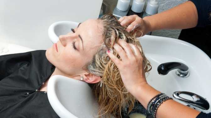 Лучшие сухие шампуни и средства домашнего изготовления для того, чтобы помыть голову без воды Топ – 5 наиболее популярных среди женщин сухих шампуней от известных фирм