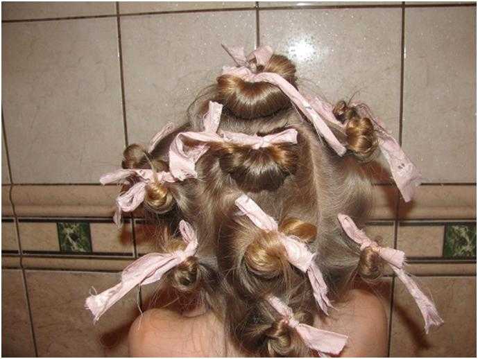 Как накрутить мокрые волосы на ночь: пошаговые фото-инструкции при помощи кос, пучков и жгутов, а также бигуди и другого