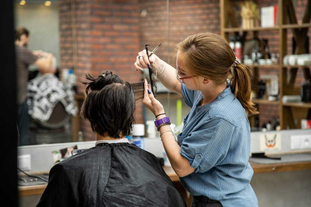 Парикмахер-стилист: особенности профессии и необходимые навыки