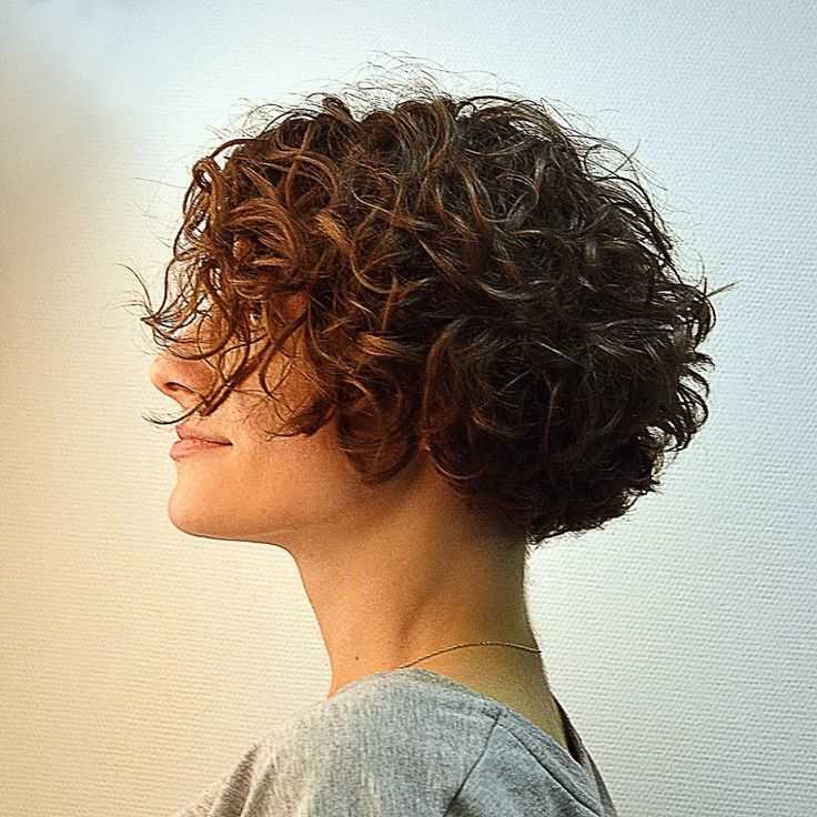Короткие стрижки для волнистых и вьющихся волос: актуальные фото | volosomanjaki.com