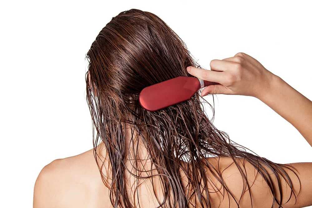 Какое средство помогает легко расчесывать волосы