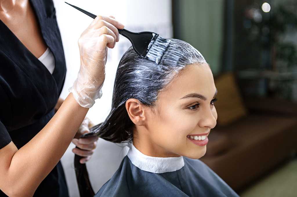 Красим волосы в парикмахерской: улучшение своего имиджа под руководством профессионала