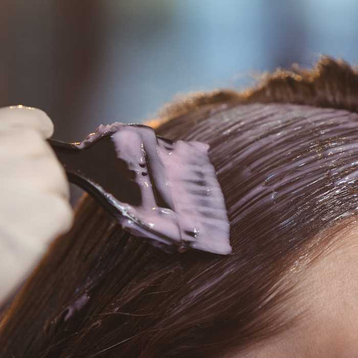 Процедура эмульгирования волос применяется парикмахерами для равномерного распределения цвета, щадящего окрашивания и получения красивого блеска Если вам требуется слишком яркий цвет, то чрезмерное вспенивание красителя может повредить локоны