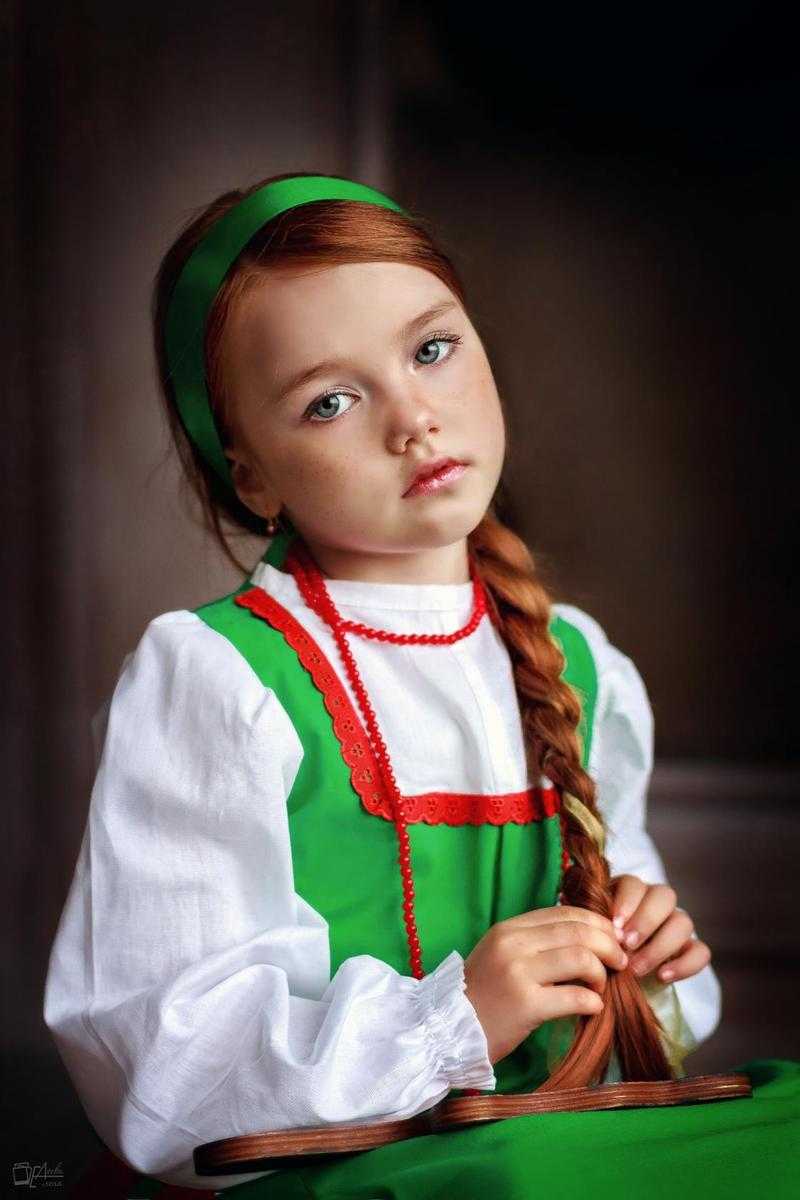Маленькие русские красавицы. Русские народные прически. Прическа в русском народном стиле. Прическа в фольклорном стиле для детей. Русские народные прически для девочек.