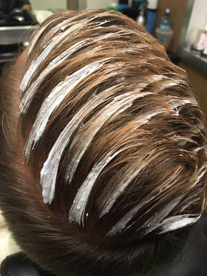 Техника выполнения классического мелирования волос на фольге
