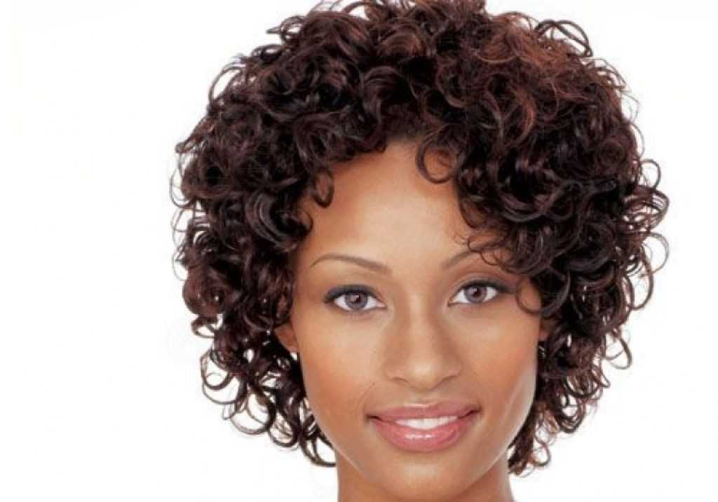 Укладка кудрявых волос женщин в возрасте