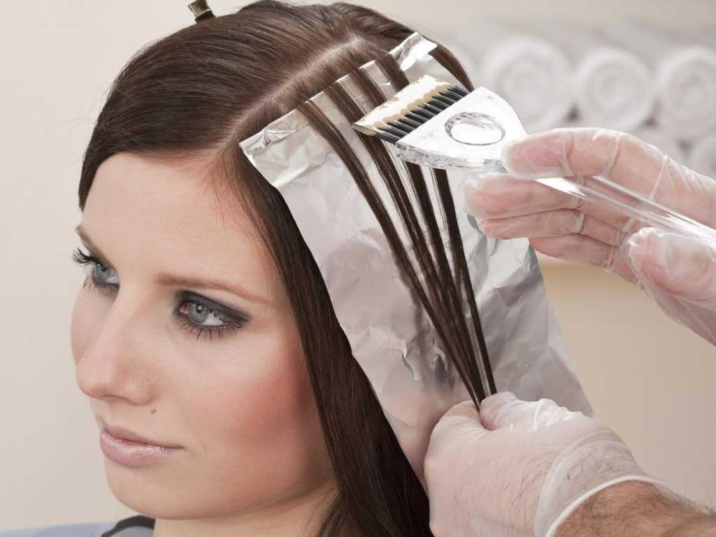 Сколько по времени делается мелирование волос: какое время занимает подготовка и сколько держать осветлитель (время выдержки)?