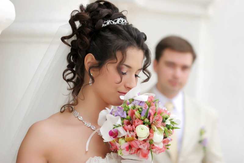Виды красивых свадебных причесок на короткие волосы, как уложить