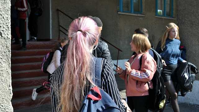 Могут ли учителя запретить ходить в школу с цветными волосами? | школа и право
