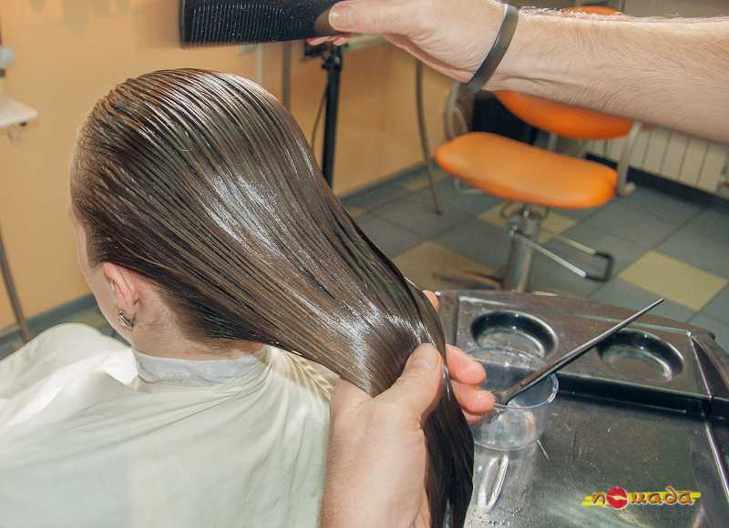 Кератиновое выпрямление как ухаживать. Технология выполнения выпрямления волос. Кератин для волос в парикмахерской. Кератиновое выпрямление волос. Нанесение кератина.